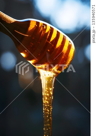 木製ディッパーから滴る黄金のはちみつ 135940571