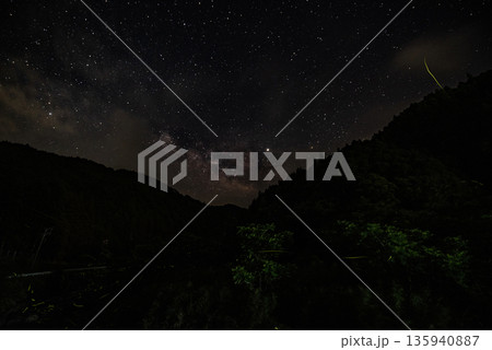 ホタルの舞う風景 135940887