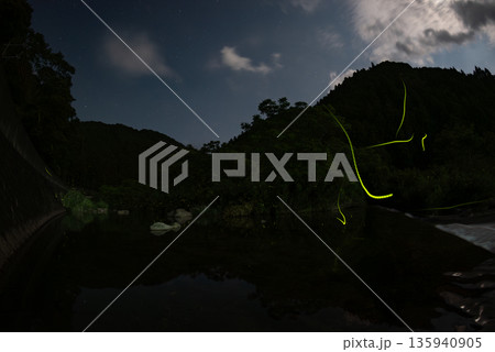 ホタルの舞う風景 135940905