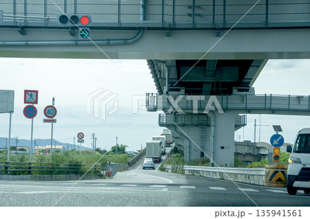 高架道路への進入路 135941561