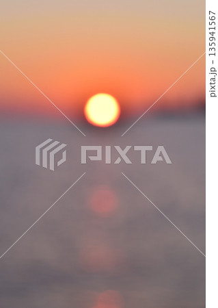 三重県 津市 伊勢湾の初日の出 日の出のイメージ 三重県 津市 伊勢湾の初日の出 日の出のイメージ 135941567