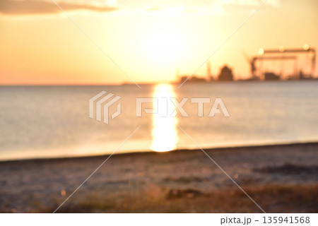 三重県 津市 伊勢湾の初日の出 三重県 津市 伊勢湾の初日の出 135941568