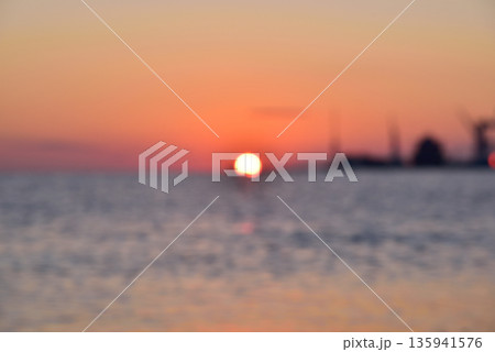 三重県 津市 伊勢湾の初日の出 日の出のイメージ 三重県 津市 伊勢湾の初日の出 日の出のイメージ 135941576