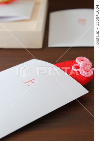 お守り 買う 紙袋「上」【アップ シンプル コピースペース】 お守り 買う 紙袋「上」【アップ シンプル コピースペース】 135941604