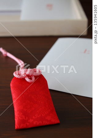 お守り 買う 紙袋「上」【アップ シンプル コピースペース】 お守り 買う 紙袋「上」【アップ シンプル コピースペース】 135941605