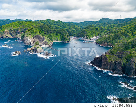 ヒリゾ浜のドローン撮影。あいあい岬、大根島、ユウスゲ公園、カツオ島他。ヒリゾ浜南伊豆町中木 静岡県 ヒリゾ浜のドローン撮影。あいあい岬、大根島、ユウスゲ公園、カツオ島他。ヒリゾ浜南伊豆町中木 静岡県 135941682