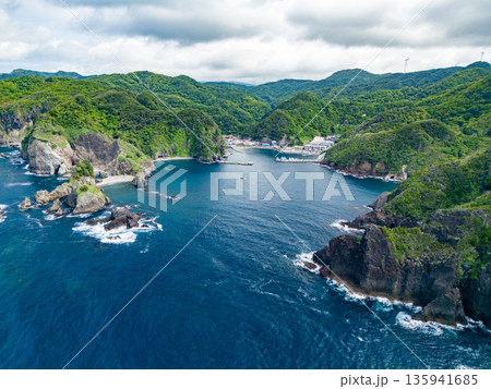 ヒリゾ浜のドローン撮影。あいあい岬、大根島、ユウスゲ公園、カツオ島他。ヒリゾ浜南伊豆町中木 静岡県 135941685