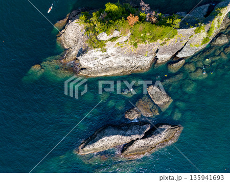 ヒリゾ浜のドローン撮影。あいあい岬、大根島、ユウスゲ公園、カツオ島他。ヒリゾ浜南伊豆町中木 静岡県 135941693