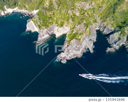 ヒリゾ浜のドローン撮影。あいあい岬、大根島、ユウスゲ公園、カツオ島他。ヒリゾ浜南伊豆町中木 静岡県 ヒリゾ浜のドローン撮影。あいあい岬、大根島、ユウスゲ公園、カツオ島他。ヒリゾ浜南伊豆町中木 静岡県 135941696