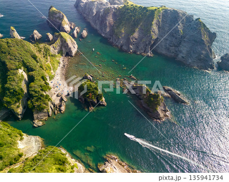 ヒリゾ浜のドローン撮影。あいあい岬、大根島、ユウスゲ公園、カツオ島他。ヒリゾ浜南伊豆町中木 静岡県 135941734