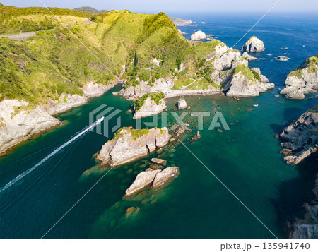 ヒリゾ浜のドローン撮影。あいあい岬、大根島、ユウスゲ公園、カツオ島他。ヒリゾ浜南伊豆町中木 静岡県 135941740