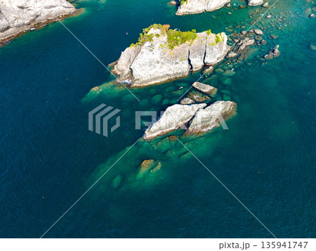 ヒリゾ浜のドローン撮影。あいあい岬、大根島、ユウスゲ公園、カツオ島他。ヒリゾ浜南伊豆町中木 静岡県 ヒリゾ浜のドローン撮影。あいあい岬、大根島、ユウスゲ公園、カツオ島他。ヒリゾ浜南伊豆町中木 静岡県 135941747