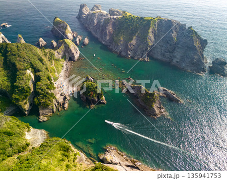 ヒリゾ浜のドローン撮影。あいあい岬、大根島、ユウスゲ公園、カツオ島他。ヒリゾ浜南伊豆町中木 静岡県 ヒリゾ浜のドローン撮影。あいあい岬、大根島、ユウスゲ公園、カツオ島他。ヒリゾ浜南伊豆町中木 静岡県 135941753