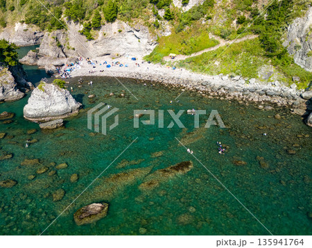 ヒリゾ浜のドローン撮影。あいあい岬、大根島、ユウスゲ公園、カツオ島他。ヒリゾ浜南伊豆町中木 静岡県 135941764