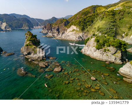 ヒリゾ浜のドローン撮影。あいあい岬、大根島、ユウスゲ公園、カツオ島他。ヒリゾ浜南伊豆町中木 静岡県 135941779