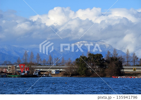 冬の滋賀県の湖西の山の風景 135941796
