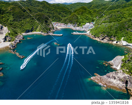 ヒリゾ浜のドローン撮影。あいあい岬、大根島、ユウスゲ公園、カツオ島他。ヒリゾ浜南伊豆町中木 静岡県 135941816