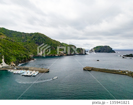 ヒリゾ浜のドローン撮影。あいあい岬、大根島、ユウスゲ公園、カツオ島他。ヒリゾ浜南伊豆町中木 静岡県 135941821