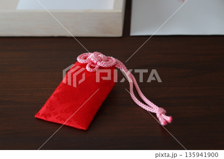 御守り　授与　【アップ　シンプル　コピースペース】 135941900