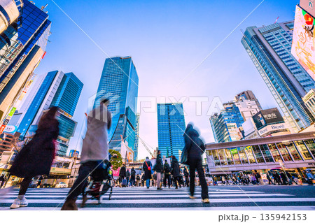 日本の東京都市景観元旦…迎春…親子連れ…インバウンド続く渋谷スクランブル交差点。新時代に希望の光 135942153