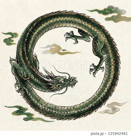 円形を描きながら大空を泳ぐ緑龍 135942481