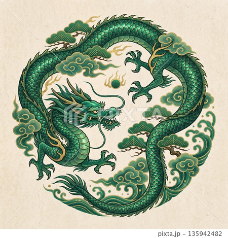 和風の背景を円形に泳ぐ緑龍 135942482