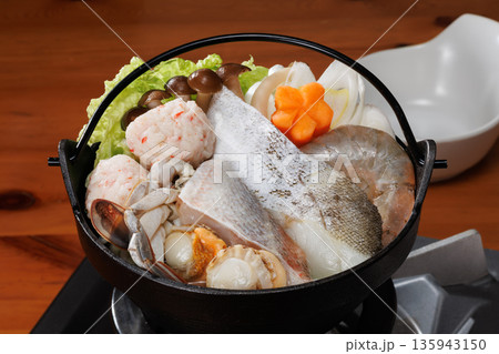 贅沢な魚介類が詰まった一人前の鉄鍋料理 贅沢な魚介類が詰まった一人前の鉄鍋料理 135943150