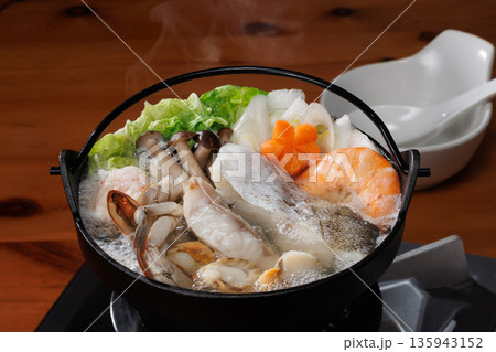 贅沢な魚介類が詰まった一人前の鉄鍋料理 135943152