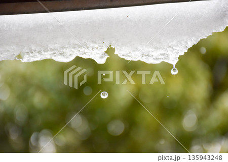 屋根に積もる雪のイメージ 屋根に積もる雪のイメージ 135943248