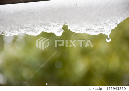屋根に積もる雪のイメージ 屋根に積もる雪のイメージ 135943250