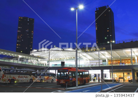 夕暮れの広島駅 135943437