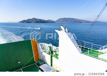 小豆島フェリー船上から見た風景 小豆島フェリー船上から見た風景 135943569