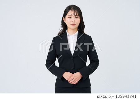 スーツ姿の女性と白背景 スーツ姿の女性と白背景 135943741