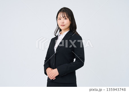 スーツ姿の女性と白背景 135943748
