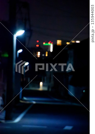 夜の道路に灯る街灯　防犯・暗い夜道イメージ 135944003