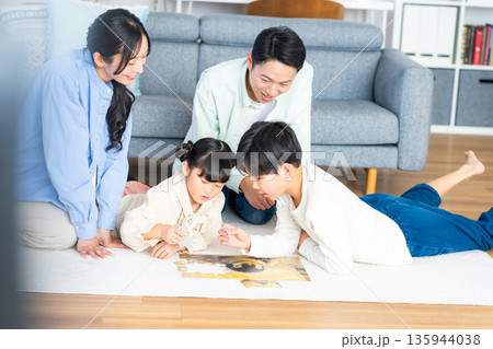リビングで遊ぶ4人家族 リビングで遊ぶ4人家族 135944038