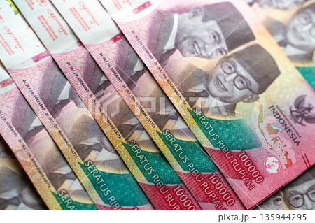 インドネシアの紙幣 100000ルピア/外国通貨と経済イメージ インドネシアの紙幣 100000ルピア/外国通貨と経済イメージ 135944295