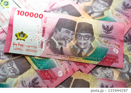 インドネシアの紙幣 100000ルピア/外国通貨と経済イメージ インドネシアの紙幣 100000ルピア/外国通貨と経済イメージ 135944297