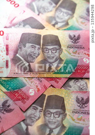 インドネシアの紙幣　100000ルピア／外国通貨と経済イメージ 135944298
