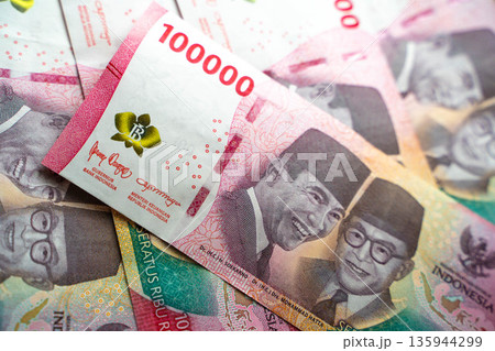 インドネシアの紙幣 100000ルピア/外国通貨と経済イメージ インドネシアの紙幣 100000ルピア/外国通貨と経済イメージ 135944299