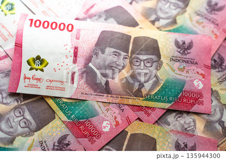 インドネシアの紙幣 100000ルピア/外国通貨と経済イメージ インドネシアの紙幣 100000ルピア/外国通貨と経済イメージ 135944300