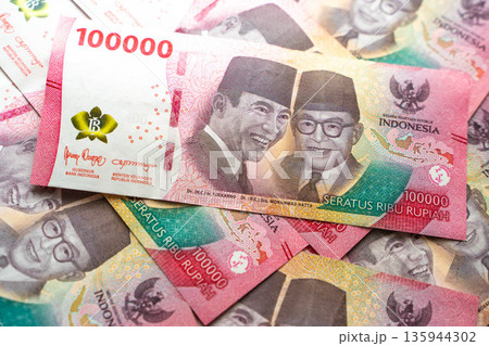 インドネシアの紙幣 100000ルピア/外国通貨と経済イメージ インドネシアの紙幣 100000ルピア/外国通貨と経済イメージ 135944302