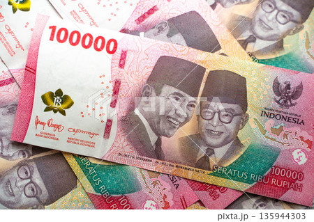 インドネシアの紙幣　100000ルピア／外国通貨と経済イメージ 135944303