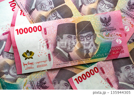 インドネシアの紙幣 100000ルピア/外国通貨と経済イメージ インドネシアの紙幣 100000ルピア/外国通貨と経済イメージ 135944305