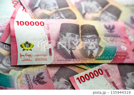 インドネシアの紙幣 100000ルピア/外国通貨と経済イメージ インドネシアの紙幣 100000ルピア/外国通貨と経済イメージ 135944319
