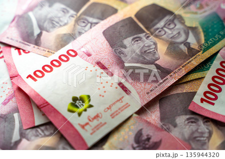 インドネシアの紙幣 100000ルピア/外国通貨と経済イメージ インドネシアの紙幣 100000ルピア/外国通貨と経済イメージ 135944320
