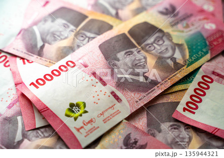 インドネシアの紙幣 100000ルピア/外国通貨と経済イメージ インドネシアの紙幣 100000ルピア/外国通貨と経済イメージ 135944321