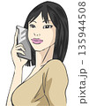 スマホで通話しようとしているアジア系の女性 135944508