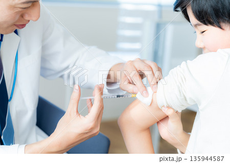 予防接種を受ける子供 135944587