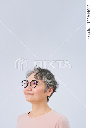 メガネをかけた白髪の女性 135944642